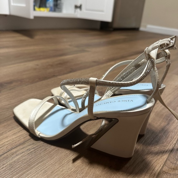 ONLY WORN ONCE VINCE CAMUTO HEELS - Picture 3 of 4